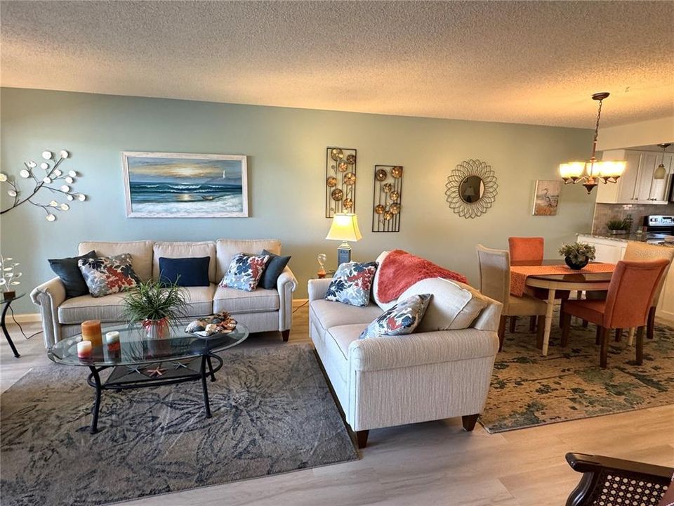 En Venta: $249,900 (2 camas, 2 baños, 1365 Pies cuadrados)