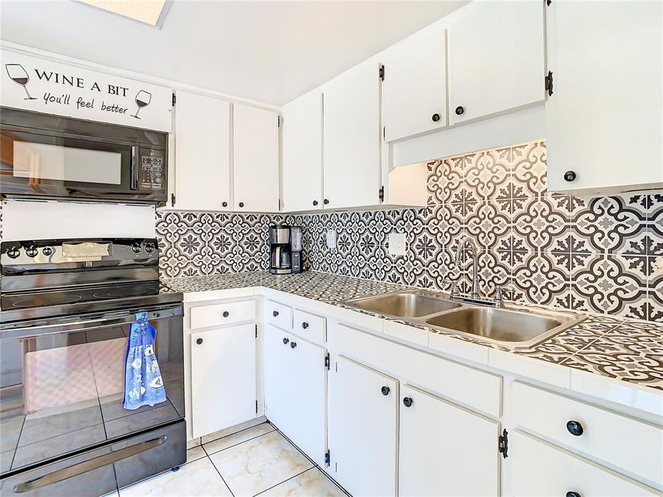 For Sale: $155,000 (2 beds, 2 baths, 985 Square Feet)