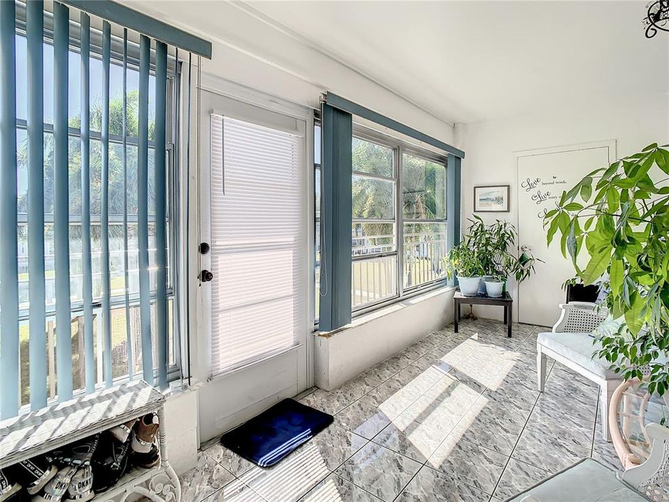 For Sale: $155,000 (2 beds, 2 baths, 985 Square Feet)