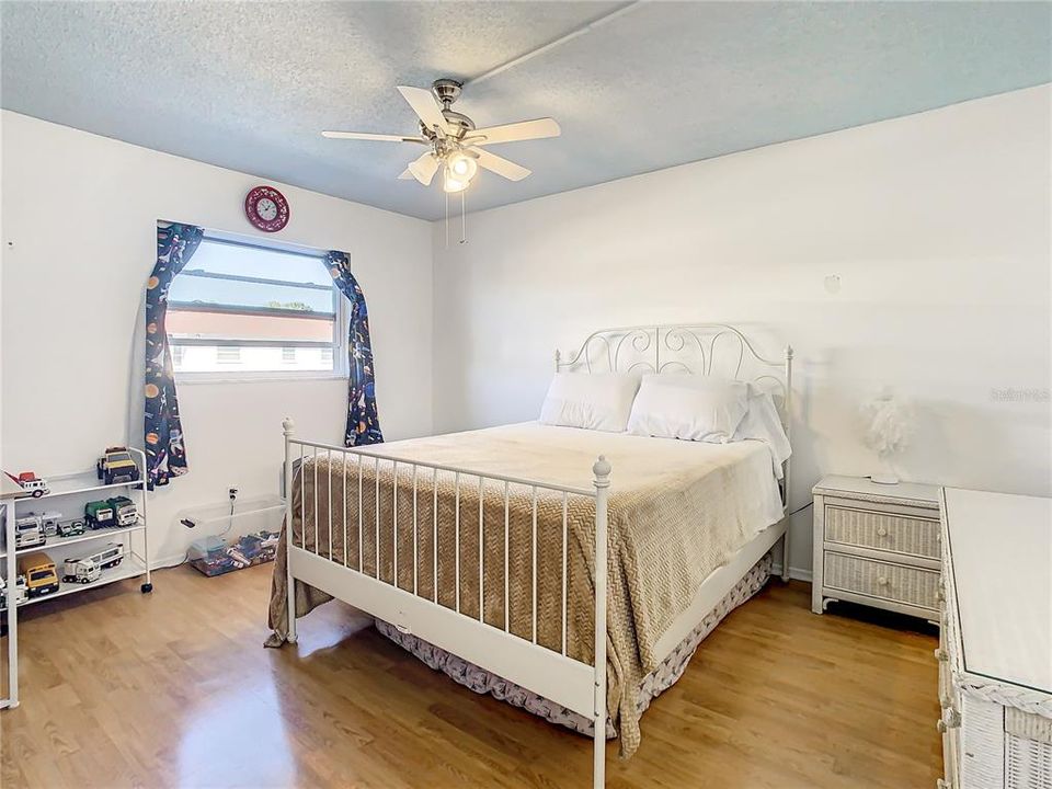 For Sale: $155,000 (2 beds, 2 baths, 985 Square Feet)
