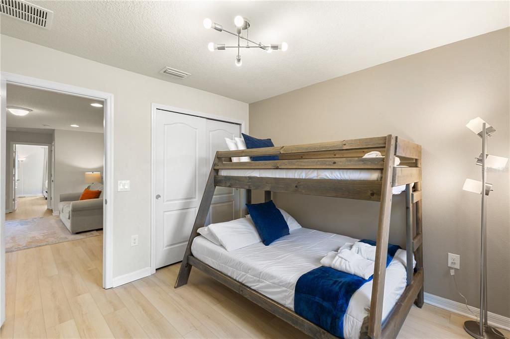 出租: $3,200 (5 贝兹, 4 浴室, 2263 平方英尺)