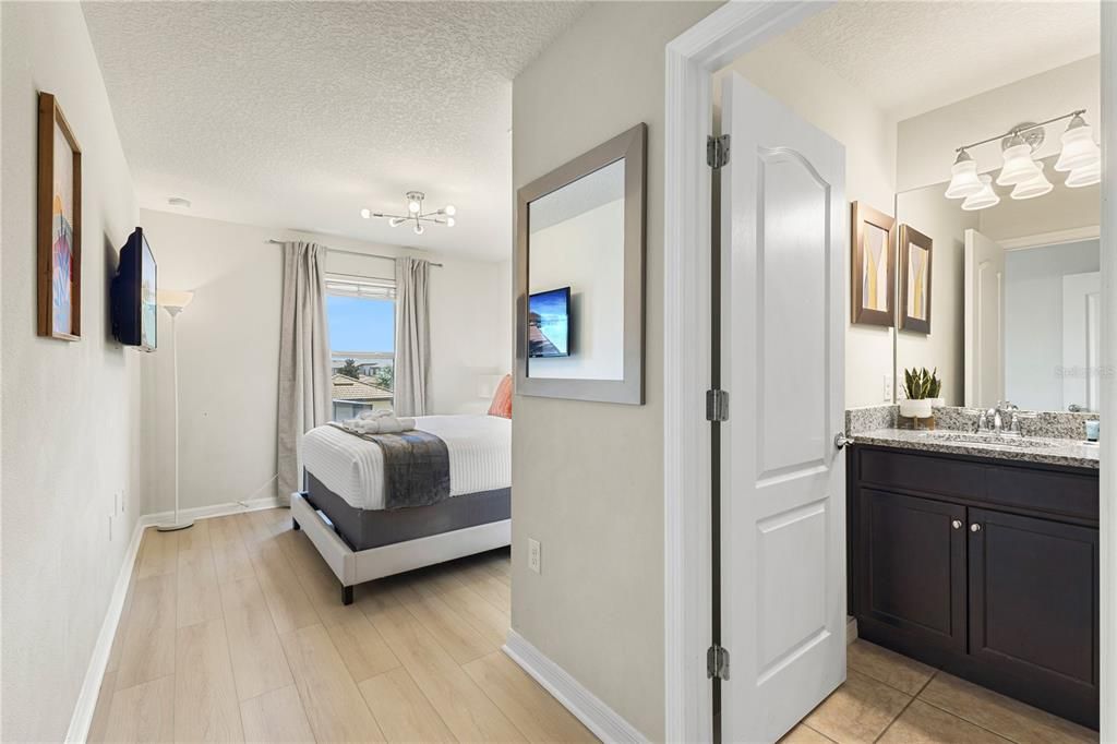 出租: $3,200 (5 贝兹, 4 浴室, 2263 平方英尺)