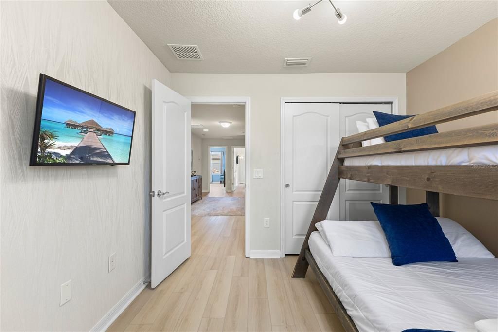 出租: $3,200 (5 贝兹, 4 浴室, 2263 平方英尺)