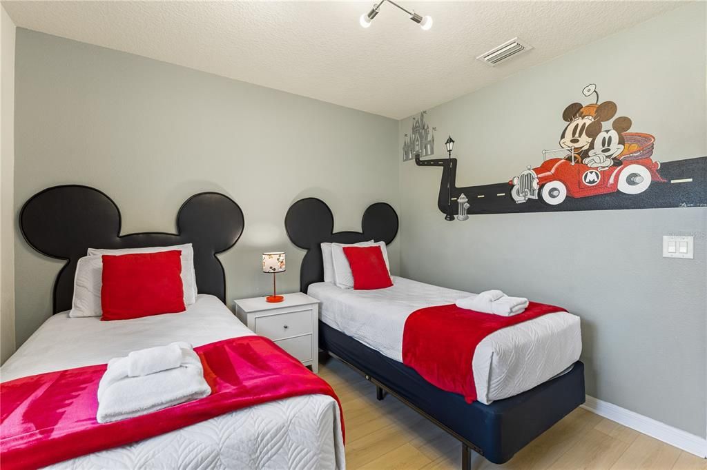 出租: $3,200 (5 贝兹, 4 浴室, 2263 平方英尺)