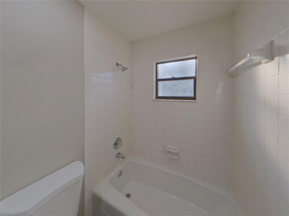 For Rent: $2,279 (4 beds, 2 baths, 1942 Square Feet)
