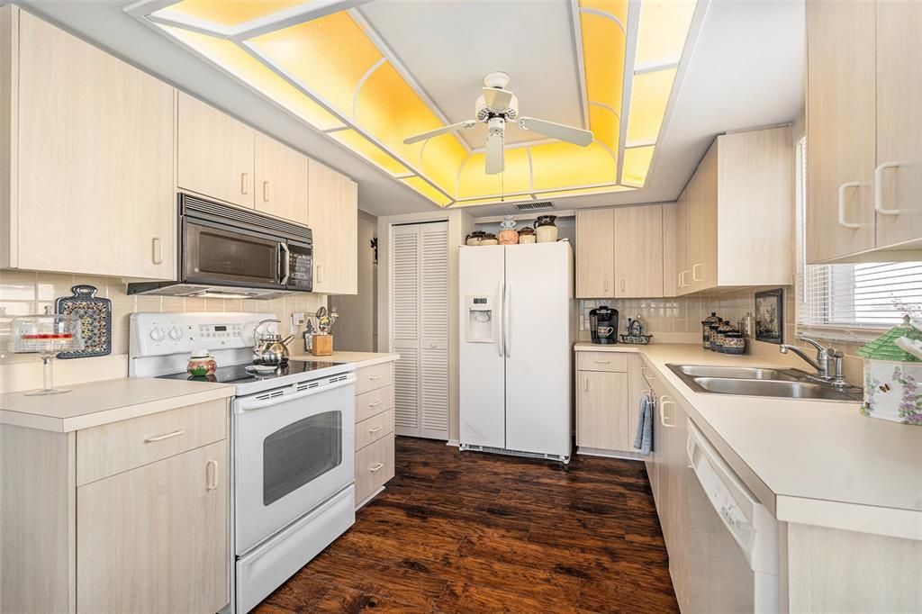 For Sale: $285,000 (2 beds, 2 baths, 1552 Square Feet)