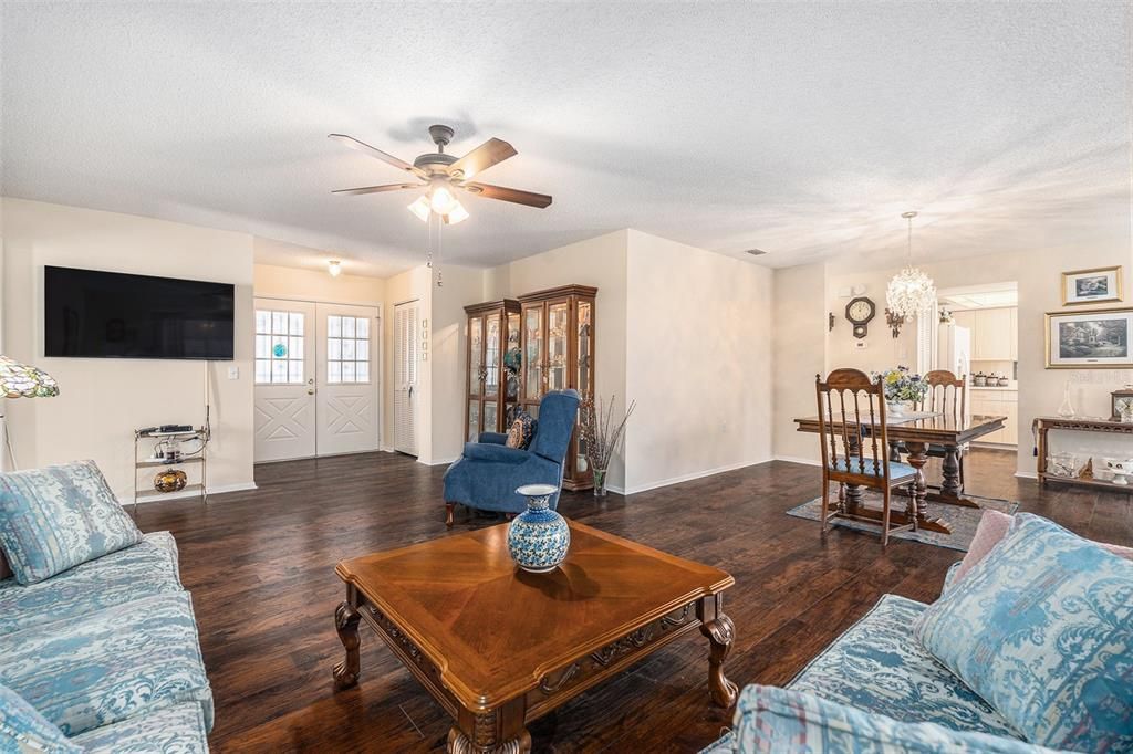 For Sale: $285,000 (2 beds, 2 baths, 1552 Square Feet)