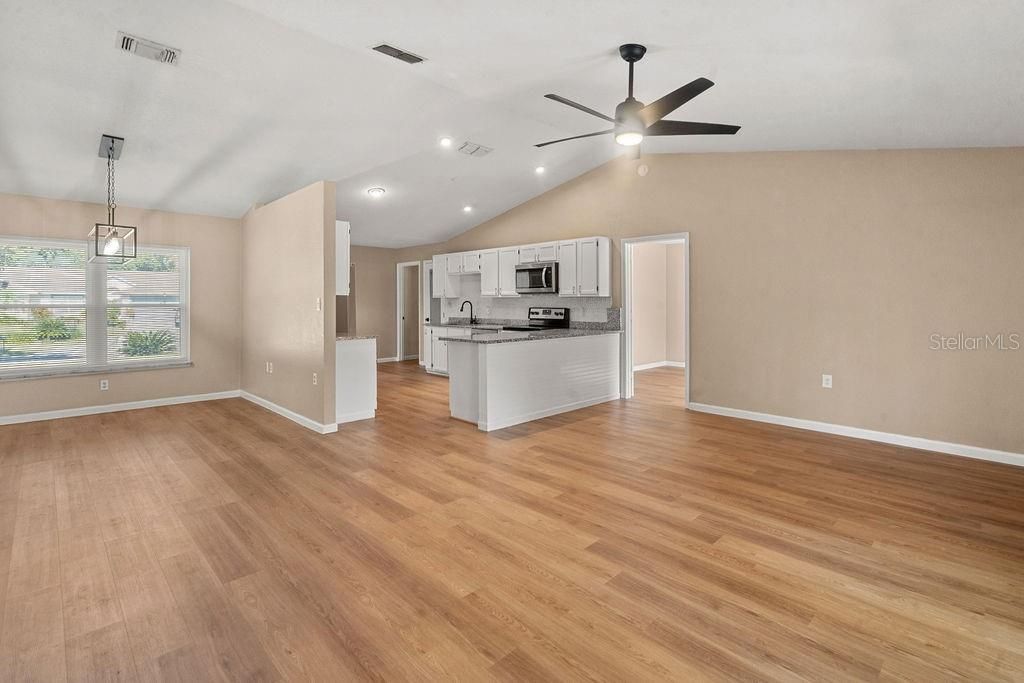 For Sale: $389,900 (4 beds, 2 baths, 1628 Square Feet)