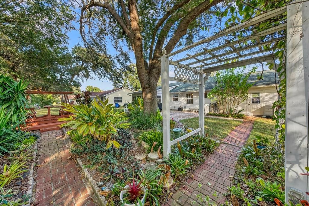 На продажу: $224,900 (2 спален, 2 ванн, 1304 Квадратных фут)