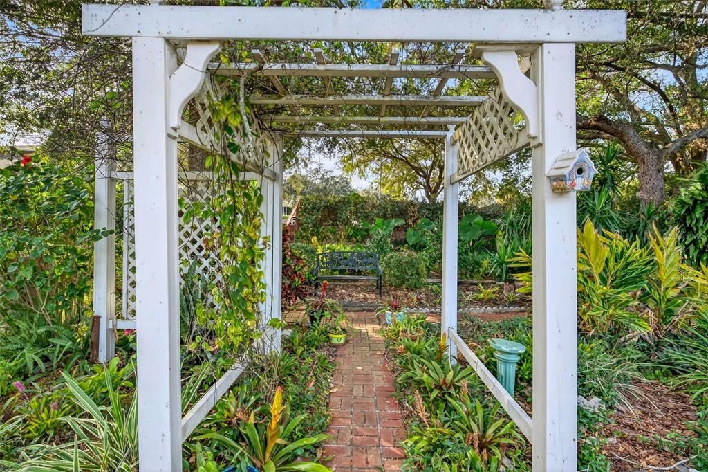 На продажу: $224,900 (2 спален, 2 ванн, 1304 Квадратных фут)