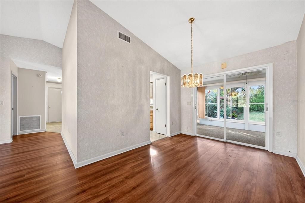 На продажу: $224,900 (2 спален, 2 ванн, 1304 Квадратных фут)