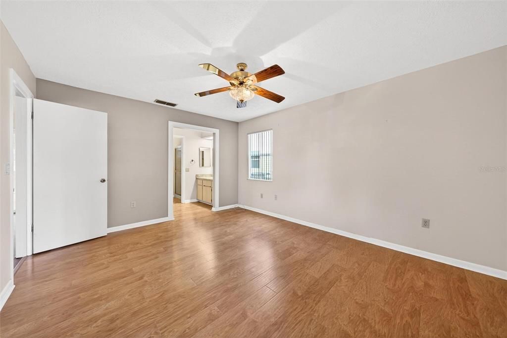 На продажу: $224,900 (2 спален, 2 ванн, 1304 Квадратных фут)