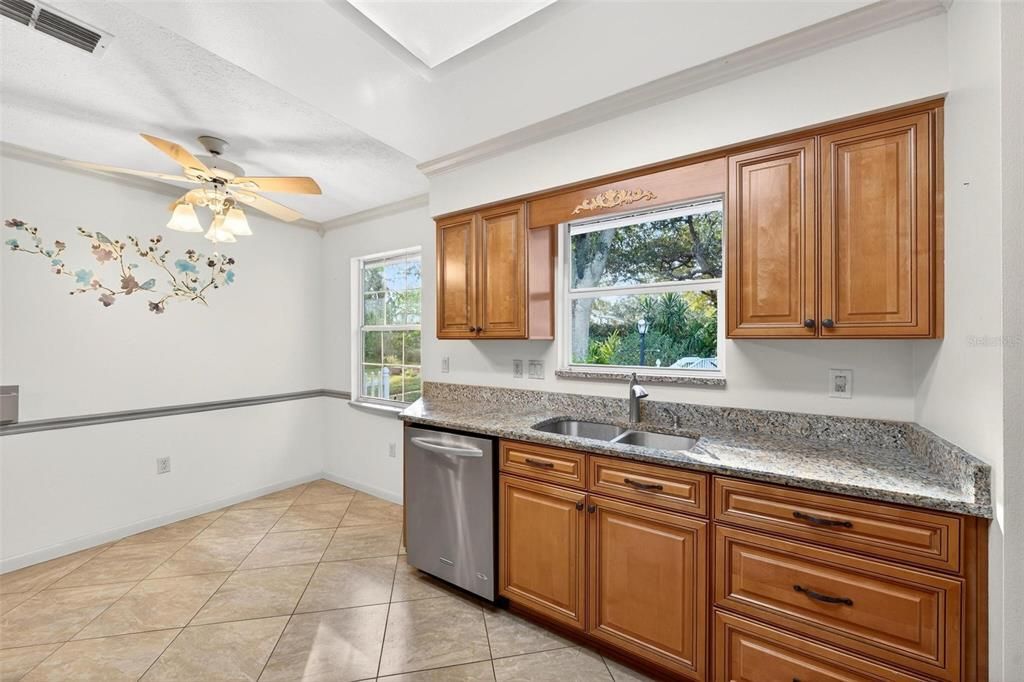 На продажу: $224,900 (2 спален, 2 ванн, 1304 Квадратных фут)