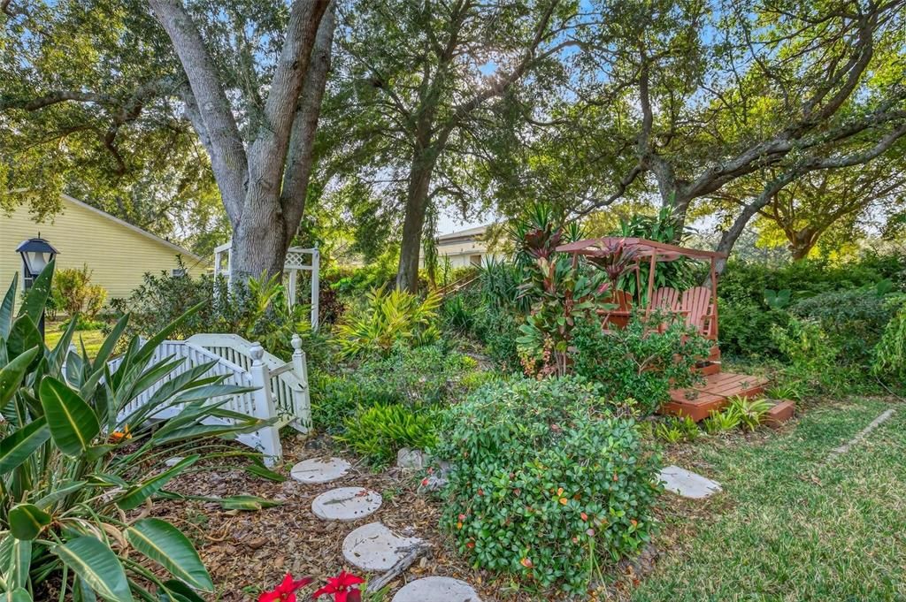 На продажу: $224,900 (2 спален, 2 ванн, 1304 Квадратных фут)