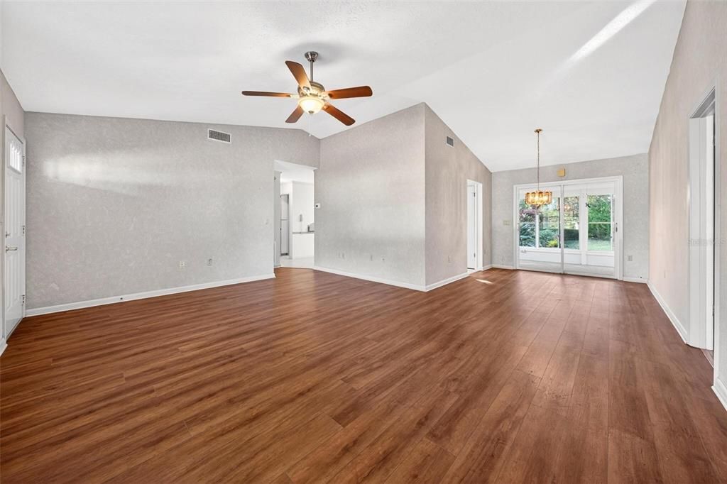 На продажу: $224,900 (2 спален, 2 ванн, 1304 Квадратных фут)