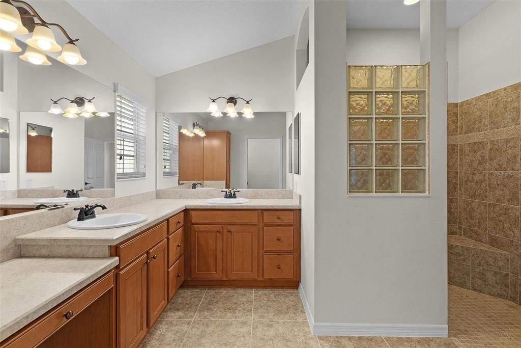 En Venta: $465,000 (3 camas, 2 baños, 1956 Pies cuadrados)