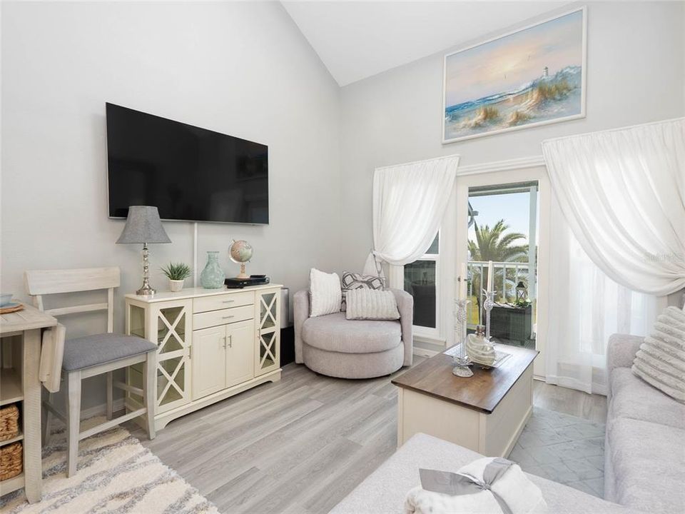 待售: $229,900 (1 贝兹, 1 浴室, 798 平方英尺)