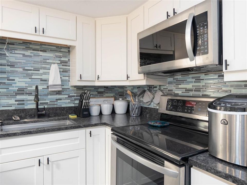 待售: $229,900 (1 贝兹, 1 浴室, 798 平方英尺)