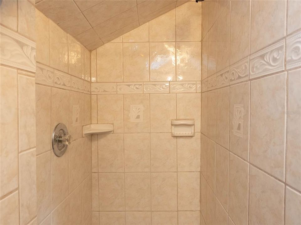 待售: $229,900 (1 贝兹, 1 浴室, 798 平方英尺)