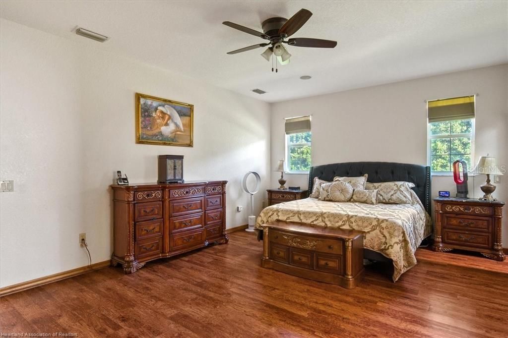 En Venta: $599,900 (4 camas, 3 baños, 3167 Pies cuadrados)