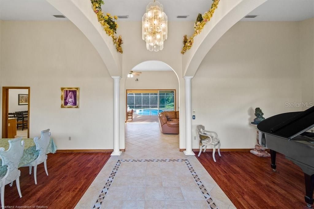 En Venta: $599,900 (4 camas, 3 baños, 3167 Pies cuadrados)