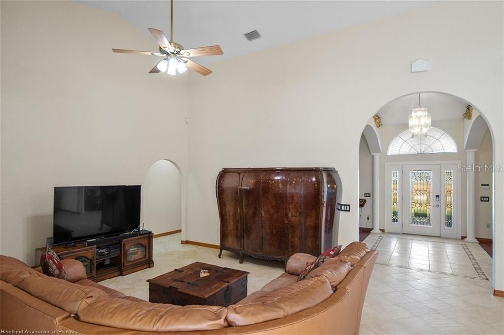 En Venta: $599,900 (4 camas, 3 baños, 3167 Pies cuadrados)