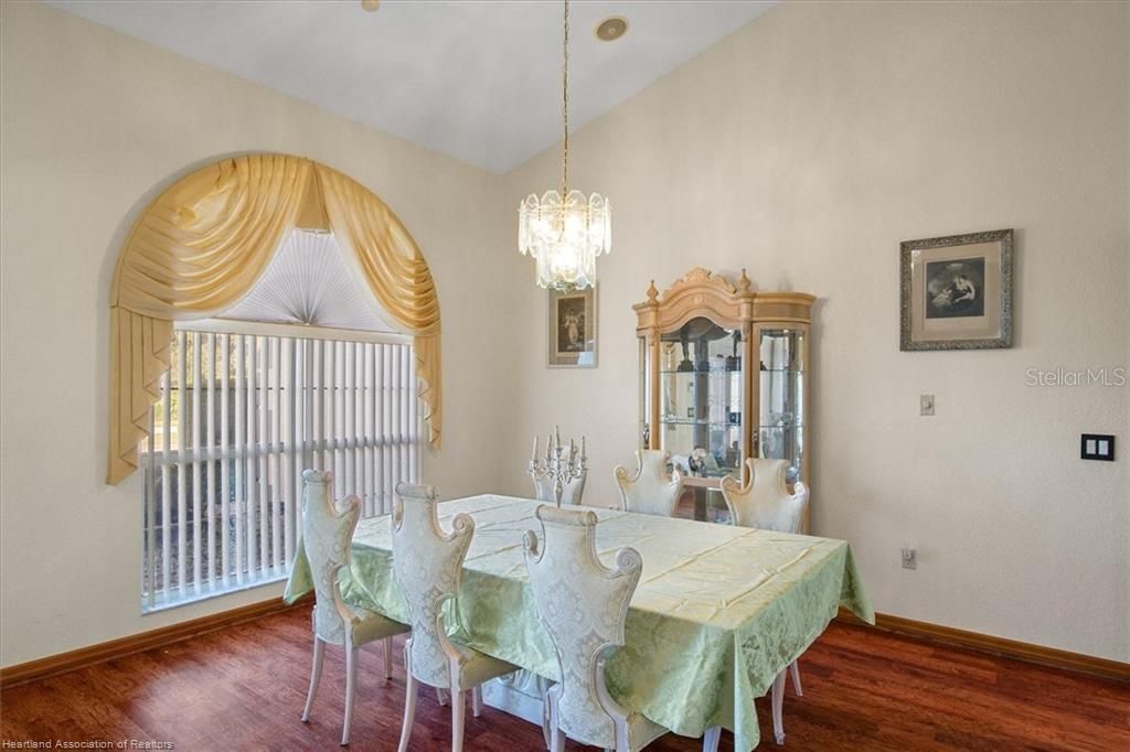 En Venta: $599,900 (4 camas, 3 baños, 3167 Pies cuadrados)