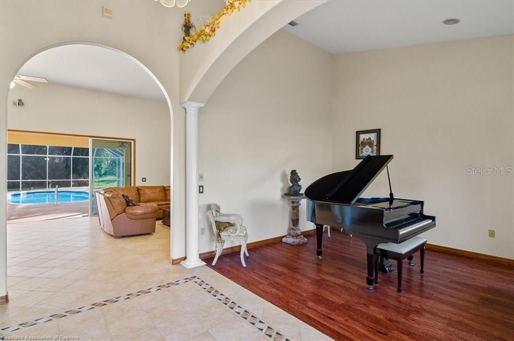 En Venta: $599,900 (4 camas, 3 baños, 3167 Pies cuadrados)