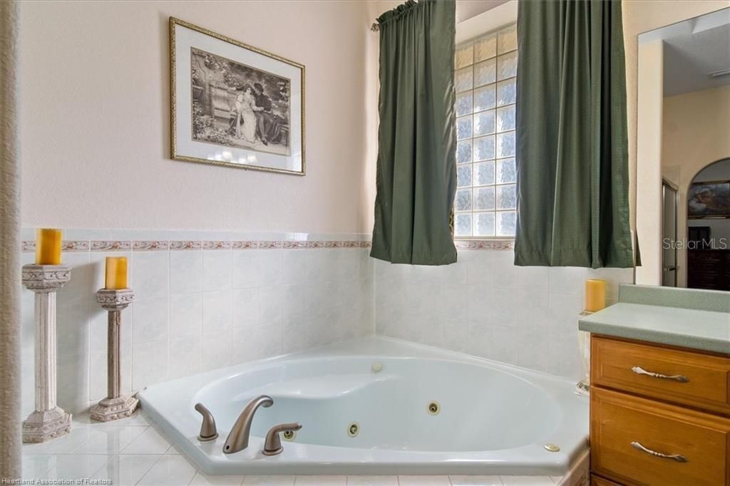 En Venta: $599,900 (4 camas, 3 baños, 3167 Pies cuadrados)