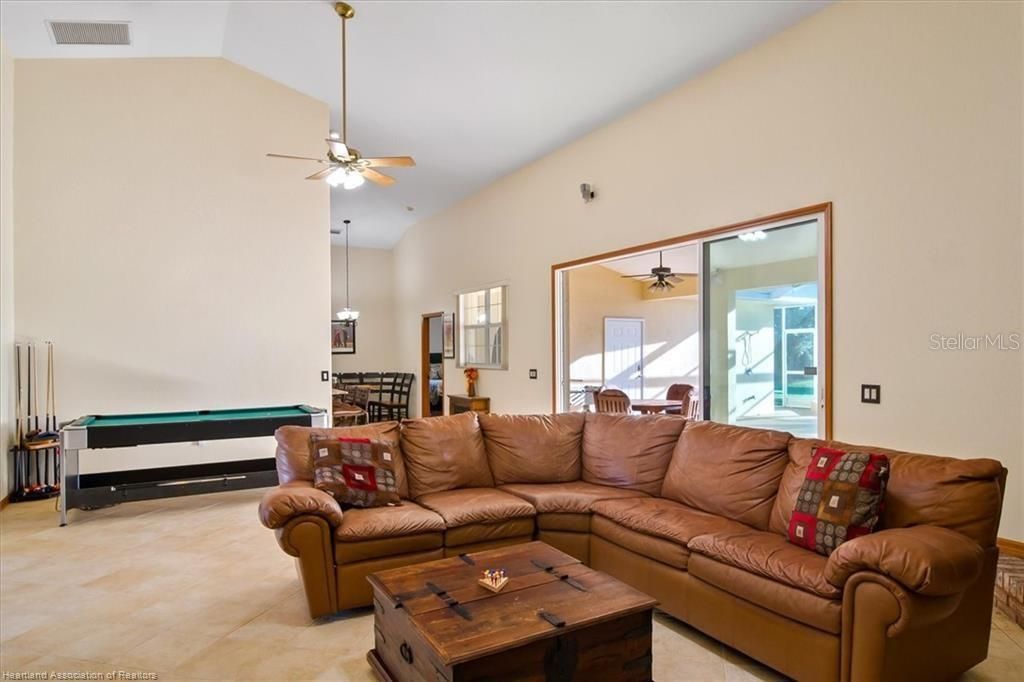 En Venta: $599,900 (4 camas, 3 baños, 3167 Pies cuadrados)