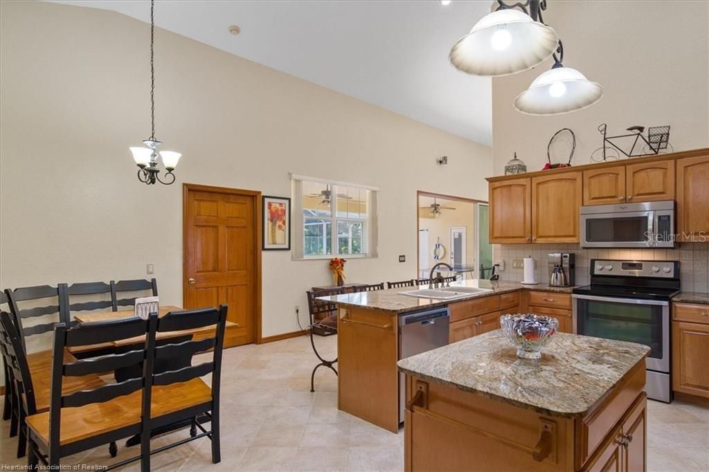 En Venta: $599,900 (4 camas, 3 baños, 3167 Pies cuadrados)