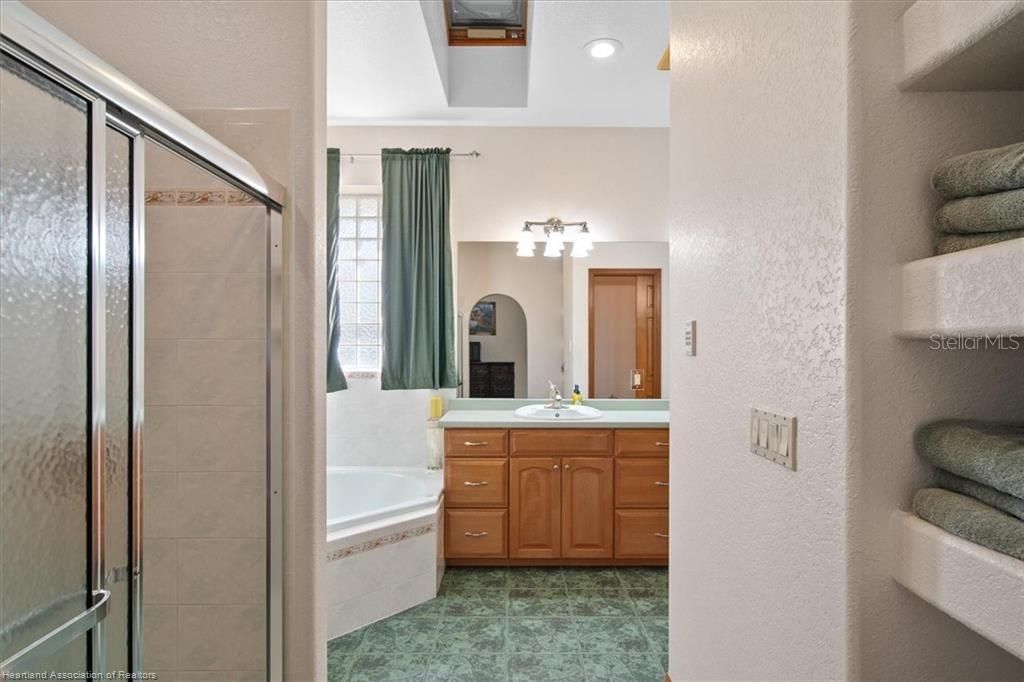 En Venta: $599,900 (4 camas, 3 baños, 3167 Pies cuadrados)