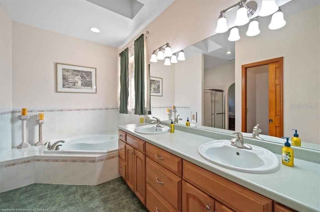 En Venta: $599,900 (4 camas, 3 baños, 3167 Pies cuadrados)