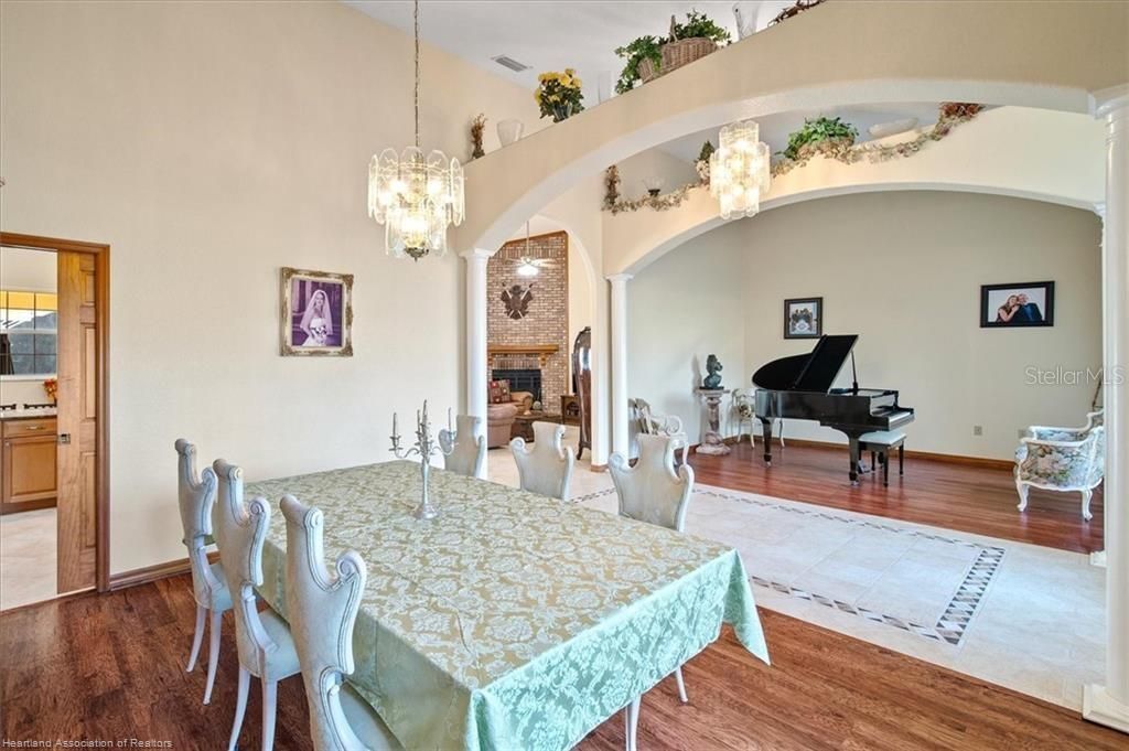 En Venta: $599,900 (4 camas, 3 baños, 3167 Pies cuadrados)