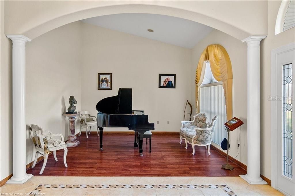 En Venta: $599,900 (4 camas, 3 baños, 3167 Pies cuadrados)