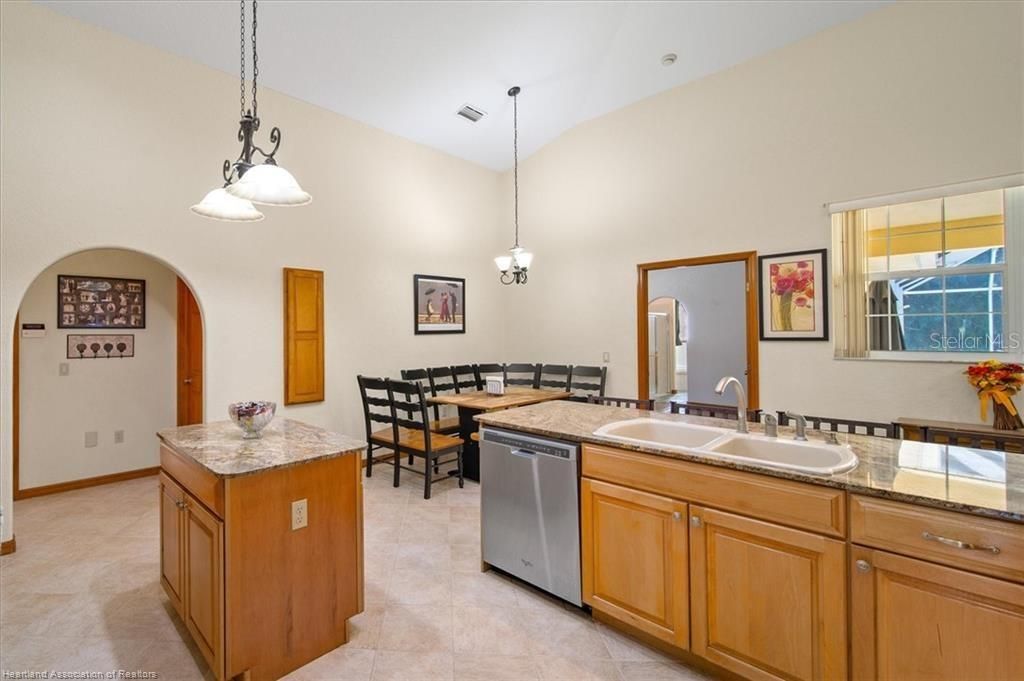 En Venta: $599,900 (4 camas, 3 baños, 3167 Pies cuadrados)