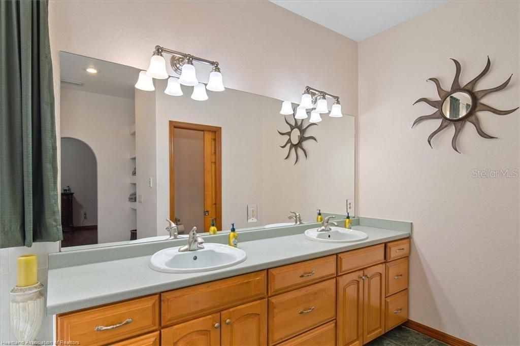 En Venta: $599,900 (4 camas, 3 baños, 3167 Pies cuadrados)