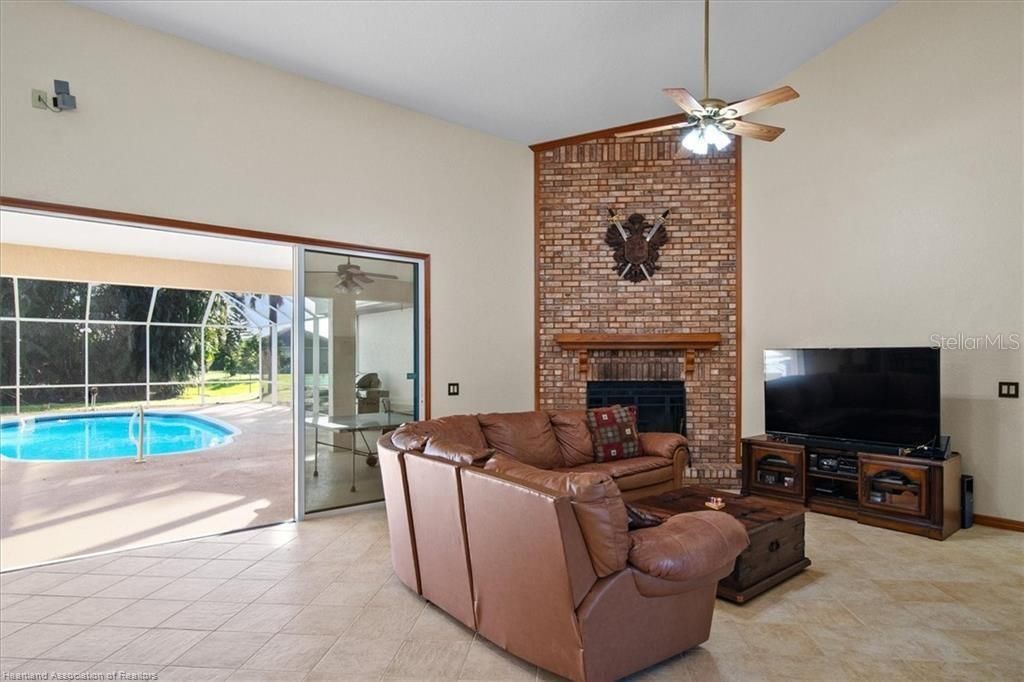 En Venta: $599,900 (4 camas, 3 baños, 3167 Pies cuadrados)