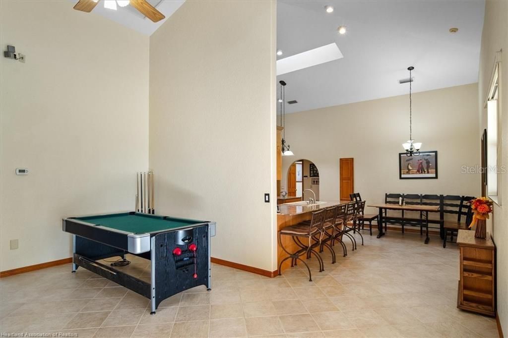 En Venta: $599,900 (4 camas, 3 baños, 3167 Pies cuadrados)