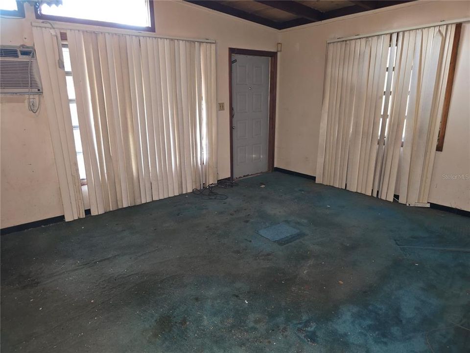 待售: $160,000 (2 贝兹, 1 浴室, 775 平方英尺)