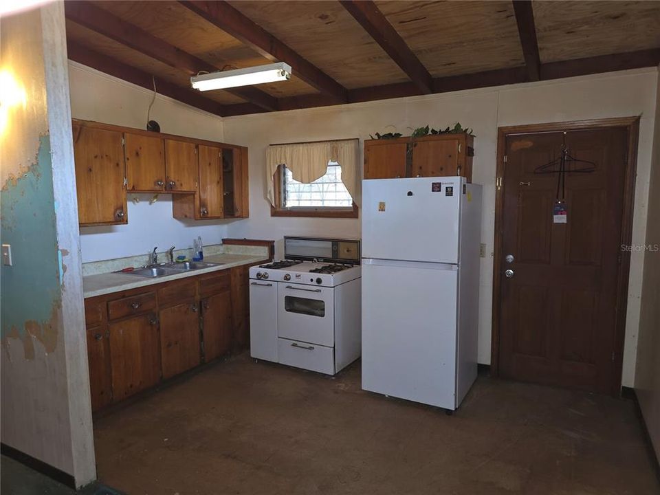 待售: $160,000 (2 贝兹, 1 浴室, 775 平方英尺)