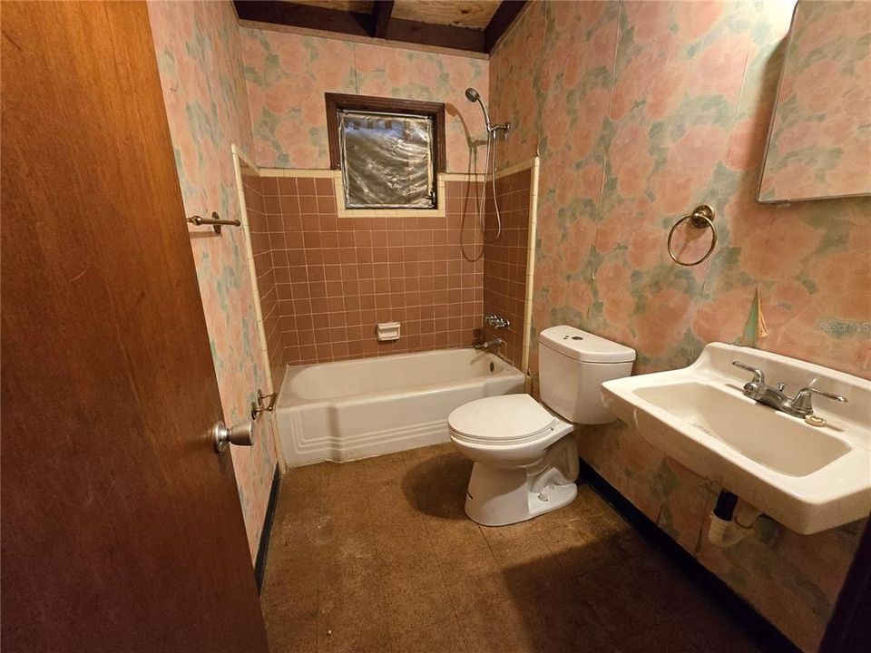 待售: $160,000 (2 贝兹, 1 浴室, 775 平方英尺)