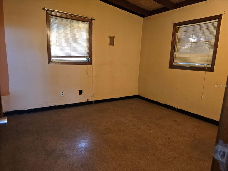 待售: $160,000 (2 贝兹, 1 浴室, 775 平方英尺)