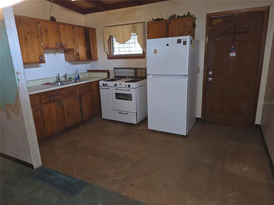 待售: $160,000 (2 贝兹, 1 浴室, 775 平方英尺)