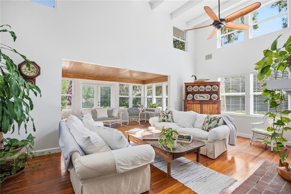 For Sale: $885,000 (2 beds, 1 baths, 2115 Square Feet)