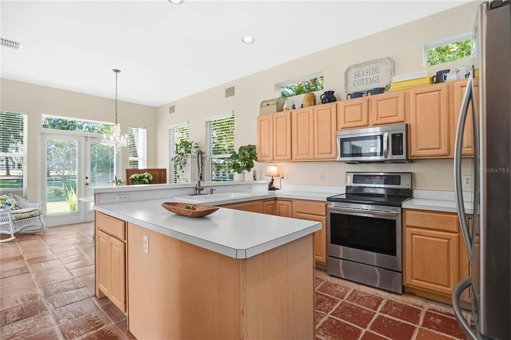 For Sale: $885,000 (2 beds, 1 baths, 2115 Square Feet)