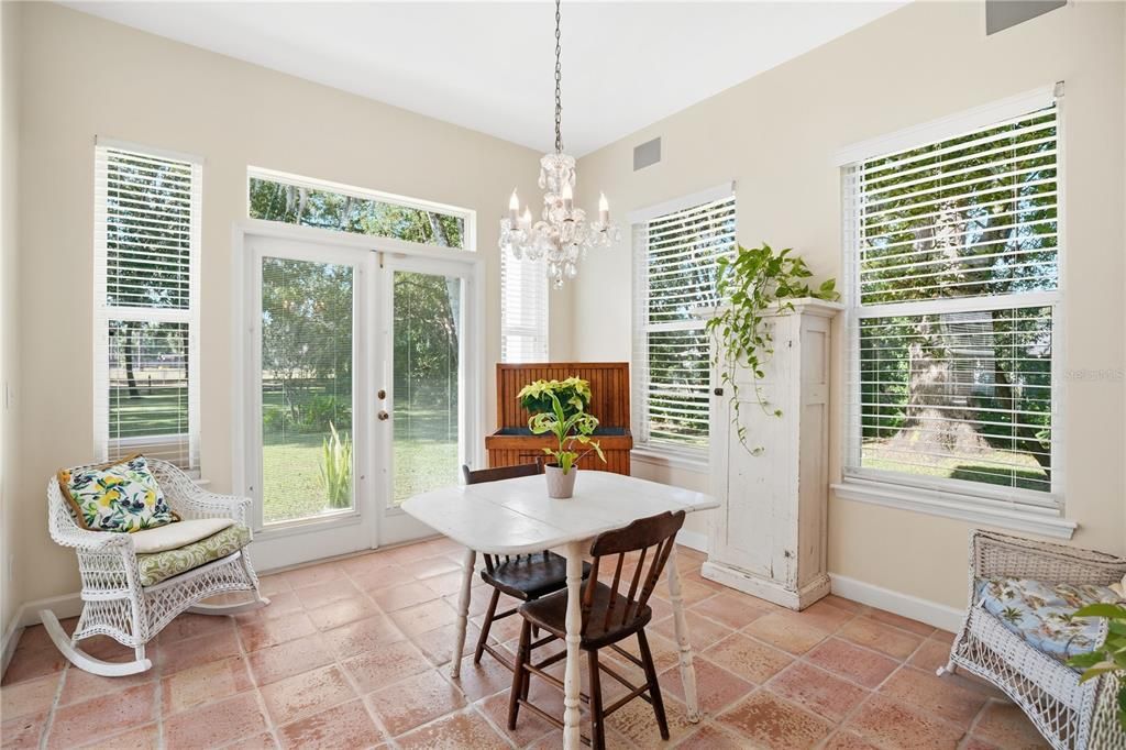 For Sale: $885,000 (2 beds, 1 baths, 2115 Square Feet)