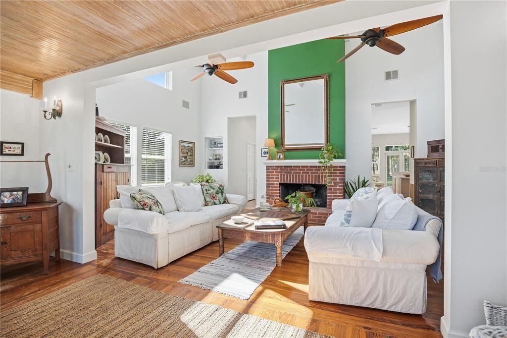 For Sale: $885,000 (2 beds, 1 baths, 2115 Square Feet)