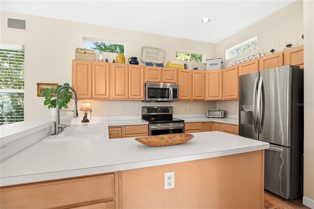 For Sale: $885,000 (2 beds, 1 baths, 2115 Square Feet)