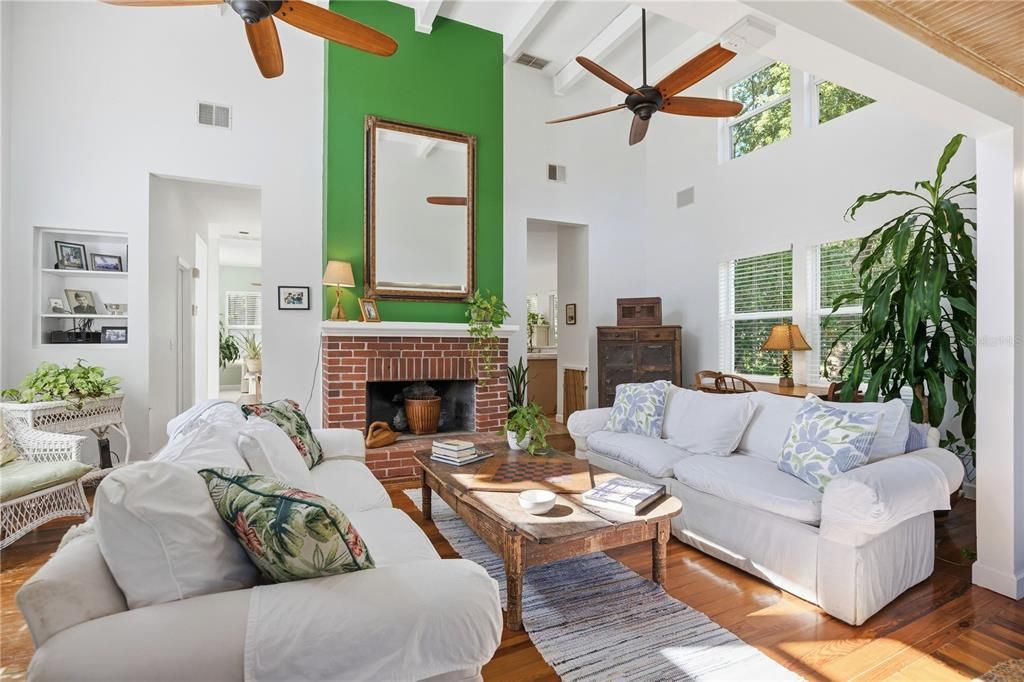 For Sale: $885,000 (2 beds, 1 baths, 2115 Square Feet)